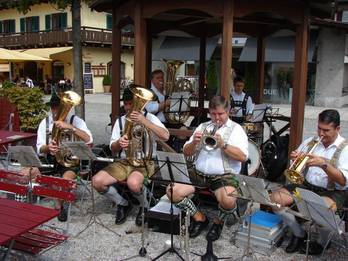 Swing bands usually included a banjo and a tuba.